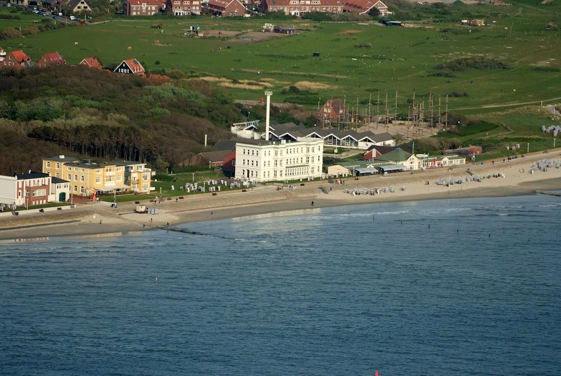 Vue aérienne de Weststrand et des bâtiments du front de mer de Norderney