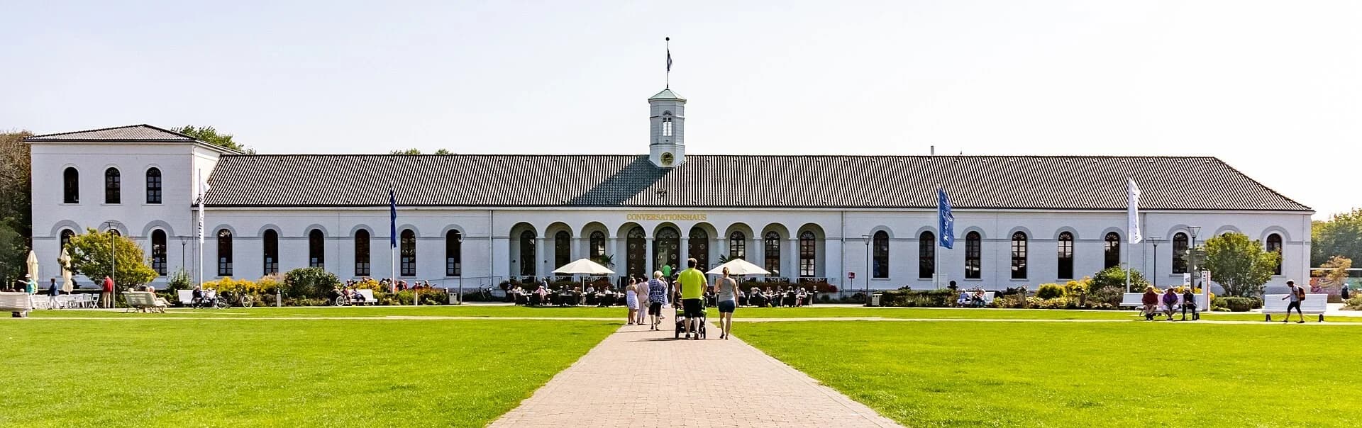 Conversationshaus sur le Kurplatz de Norderney en journée